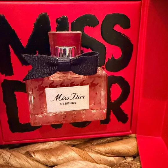 Christian Dior Miss Dior Essence perfume 5ml/.17 fl oz - Picture 2 of 4